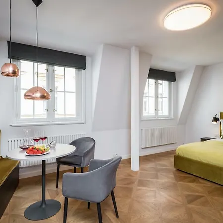 Exclusive Old Town Near Charles Bridge Praga